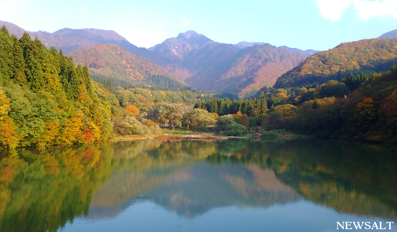 東洋のマッターホルン「大源太湖」　紅葉がベストシーズン