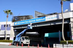 ラッコも伊勢志摩サミットを応援　鳥羽水族館