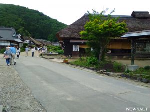 福島県の大内宿、ネギ1本で食べる「高遠そば」