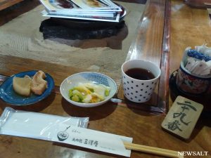 福島県の大内宿、ネギ1本で食べる「高遠そば」