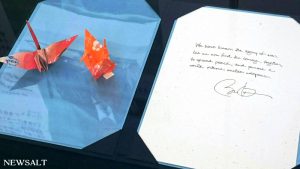 2016年夏、広島原爆資料館に展示されたオバマ大統領の折り鶴