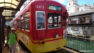 長崎路面電車（長崎市民や観光客、多くの人が利用している）