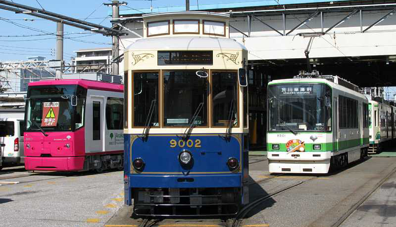 お花見スポットを結ぶ都電荒川線「さくら号」を運行