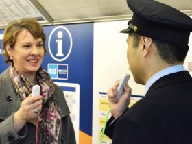 駅窓口での訪日外国人案内に小型翻訳機「ili」　銀座駅などで実証実験