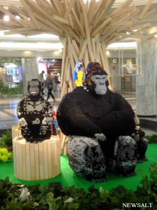 レゴ製の「イケメンゴリラ」、名古屋・栄に登場！　東山動物園の人気者