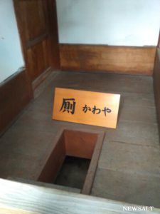 囲炉裏端　ここで給仕をしていた