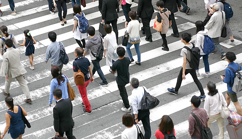 「歩き方」から個人認証 深層学習により大幅な精度向上