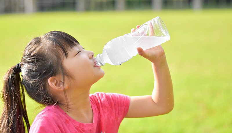 子どもの熱中症対策　水分補給のタイミングやカフェインに注意