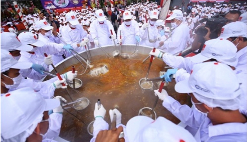世界最大のインスタント牛肉フォーは1359キログラム　ベトナムでギネス認定