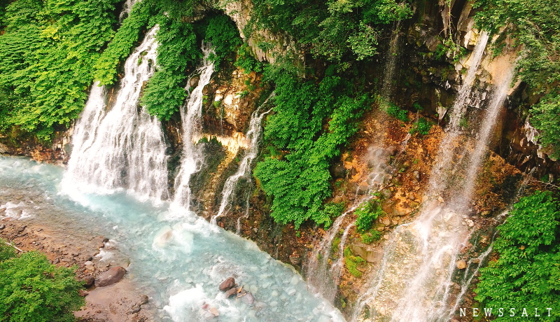 白ひげの滝と美瑛川　ブルーリバーに注ぐ湧水の白