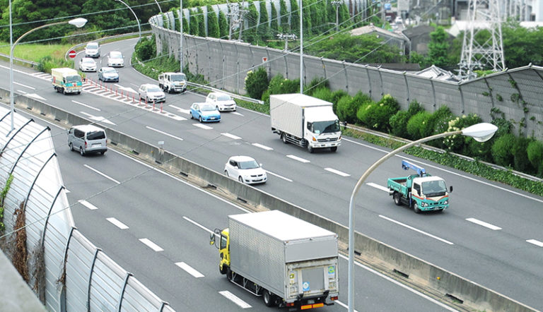 大型トラックに自動運転レベル2を搭載　三菱ふそうとダイムラーが共同開発