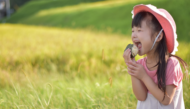 おにぎりの写真投稿で、世界の子どもたちに100万食の給食提供