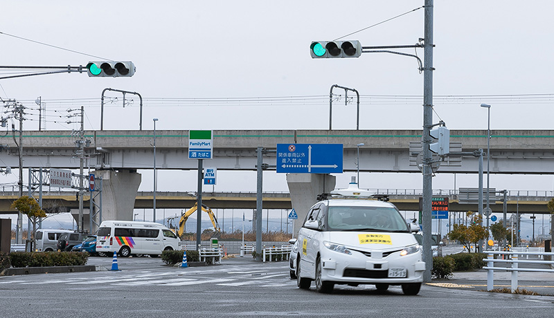 日本初・携帯電話網を用いて遠隔型自動運転車両に信号情報を送信