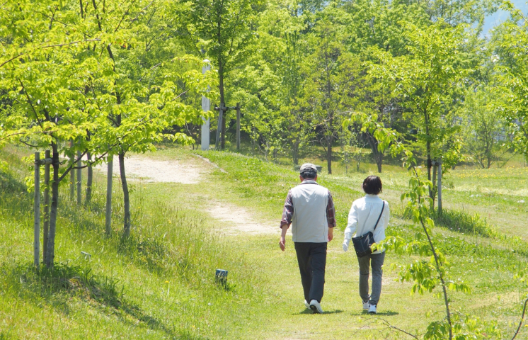 男性の平均寿命　なぜ短い？　WHOが検証リポート