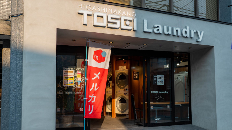 メルカリとTOSEIが洋服の出品をサポート　コインランドリーに撮影ブース