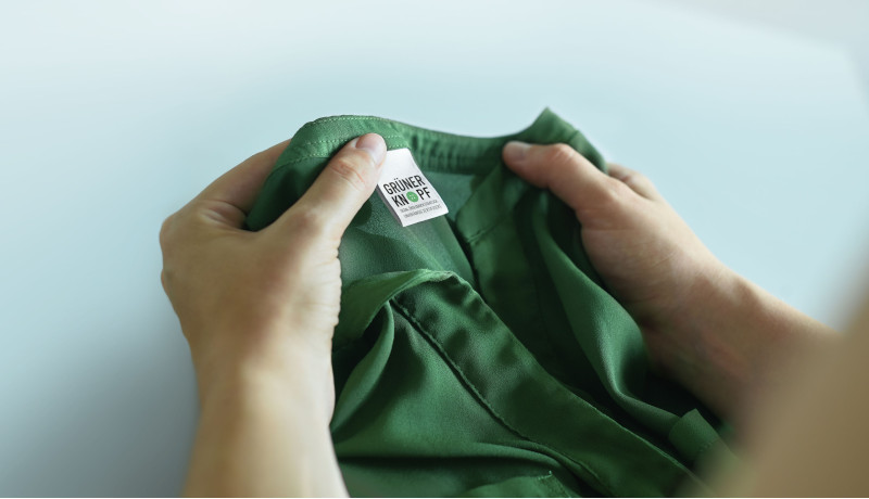 エコでフェアトレードな衣料品に「緑のボタン」を表示　ドイツ