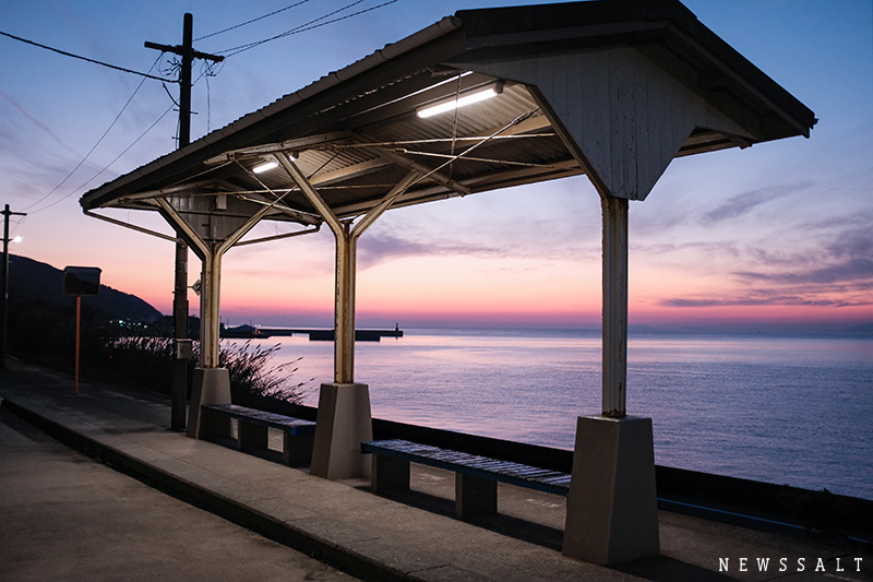 下灘駅の夕景　一面に瀬戸内海が見渡せる駅